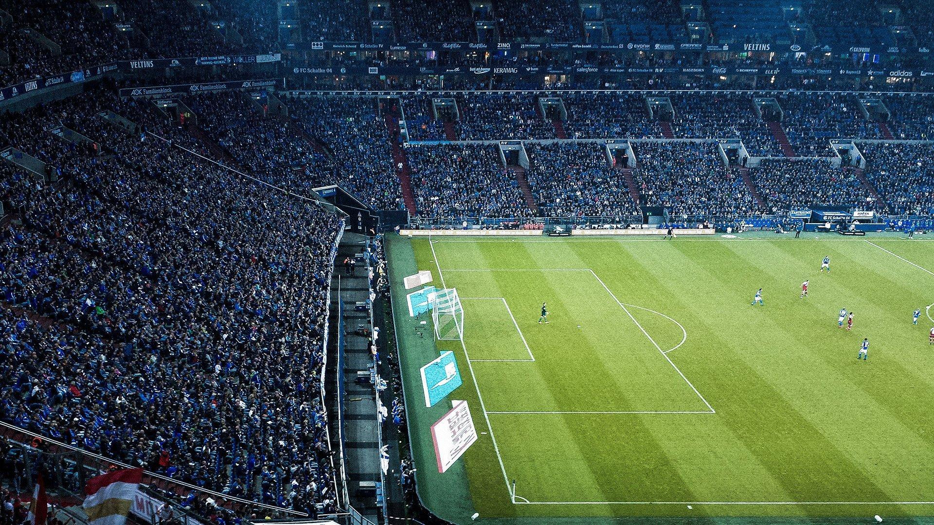 开云在线：远射失准的足球中场，为何在橄榄球场外陷入沉思？